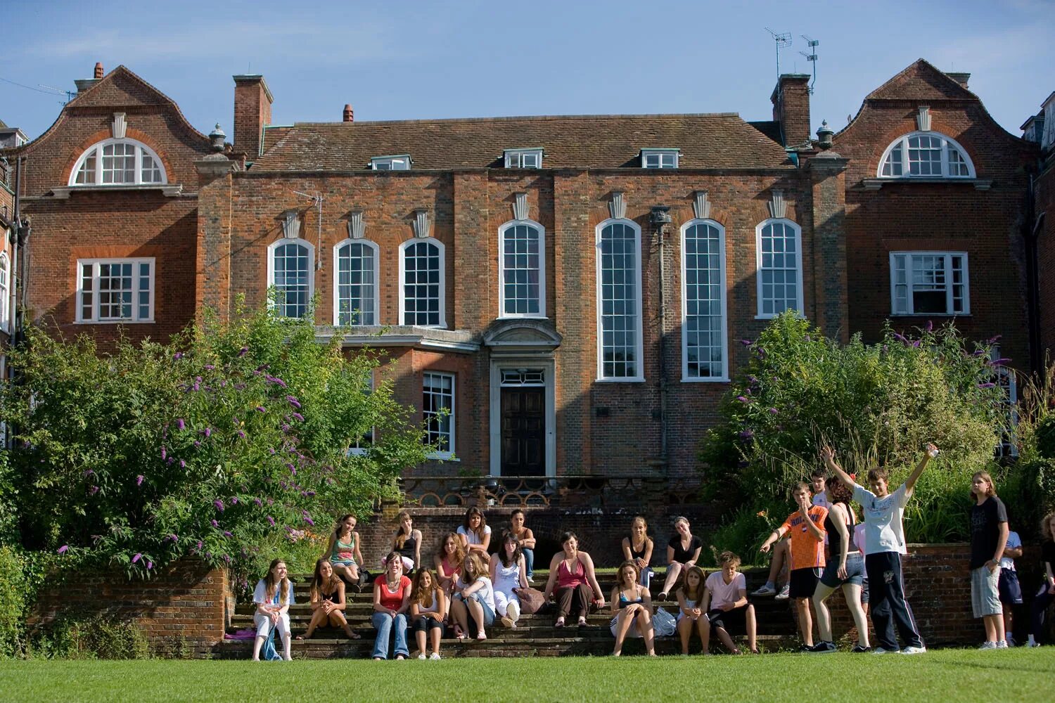 Ardingly College Королева Англии. Hartpury College в Англии. Meadowbank школа в Англии. Школа Пансион в Англии.