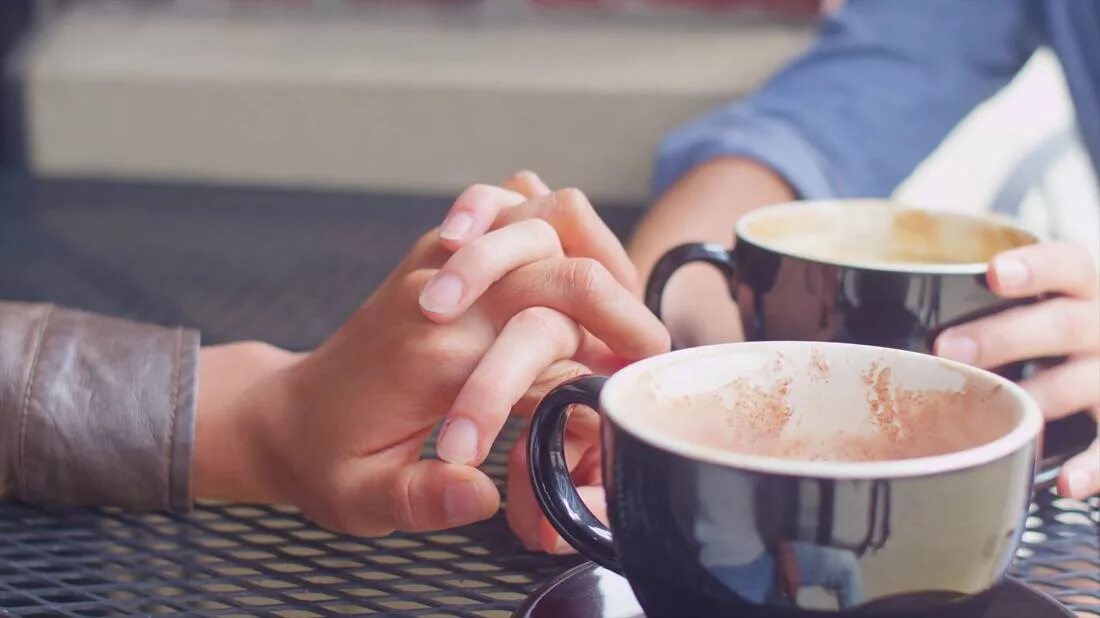 Чай романтика. Кофе вдвоем. Две чашки кофе и руки. Утренний кофе на двоих. Кофе для влюбленных.