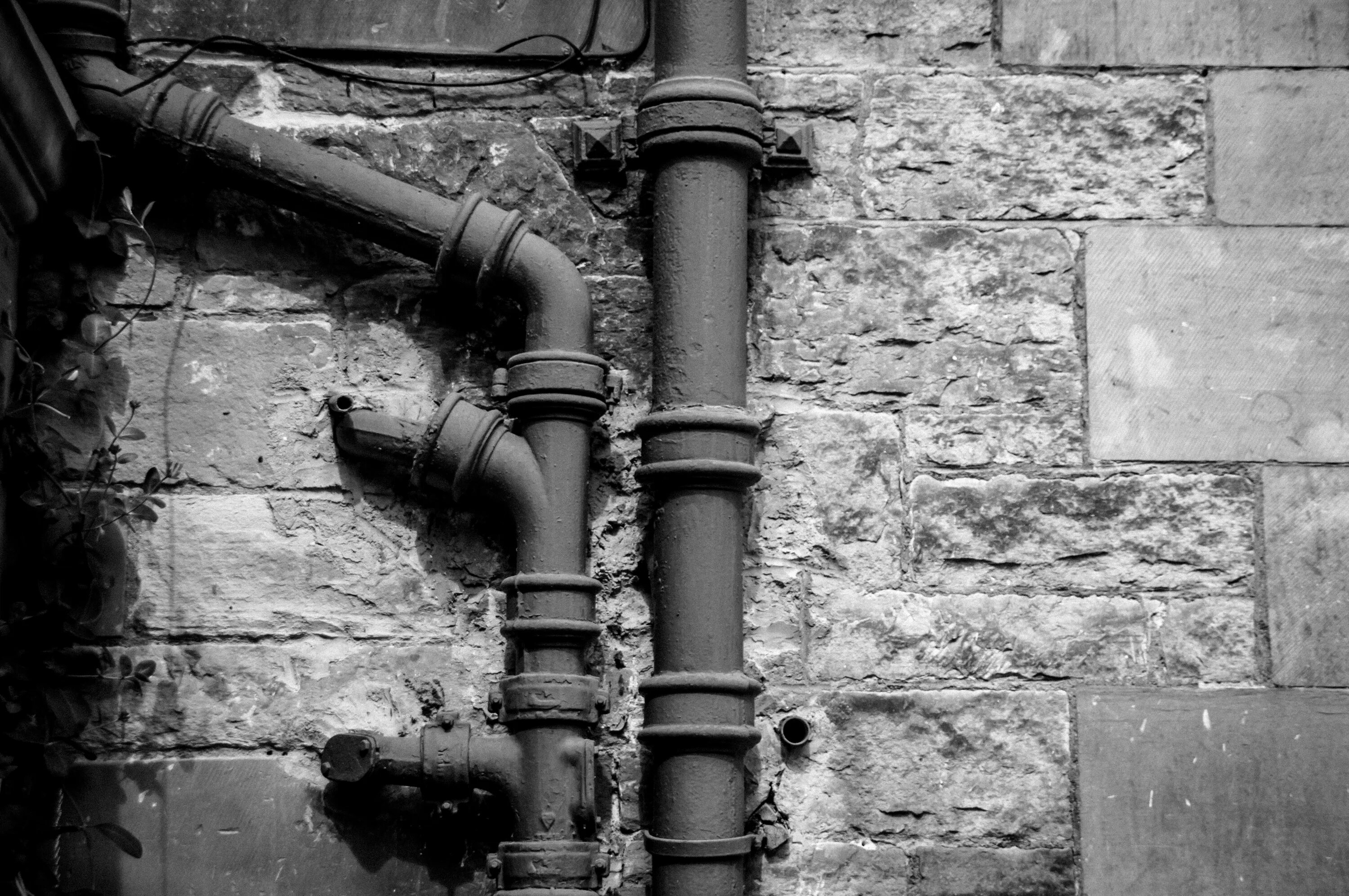 Старинные водопроводные трубы. Старые канализационные трубы. Старинная канализация. Сантехнические трубы. Канализационная труба в стене