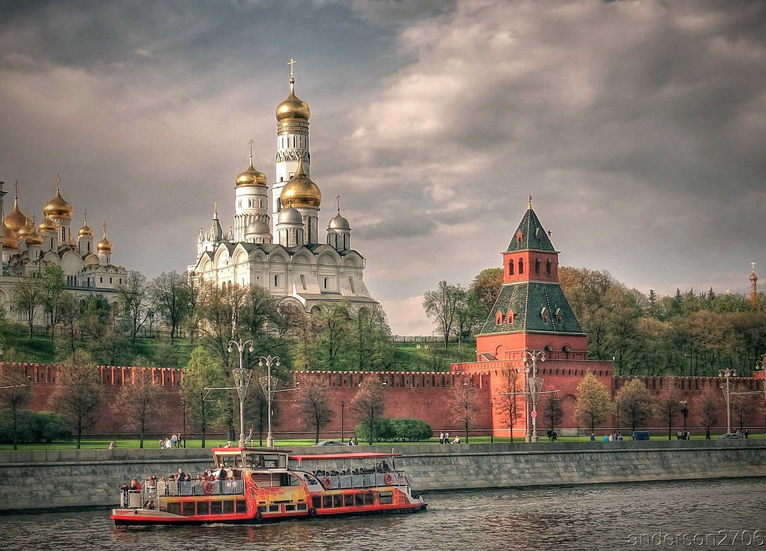 Москва река Кремль. Вид на Кремль с Москва реки. Можайский Кремль и Москва река. Москва, Кремль Москва-река фото.