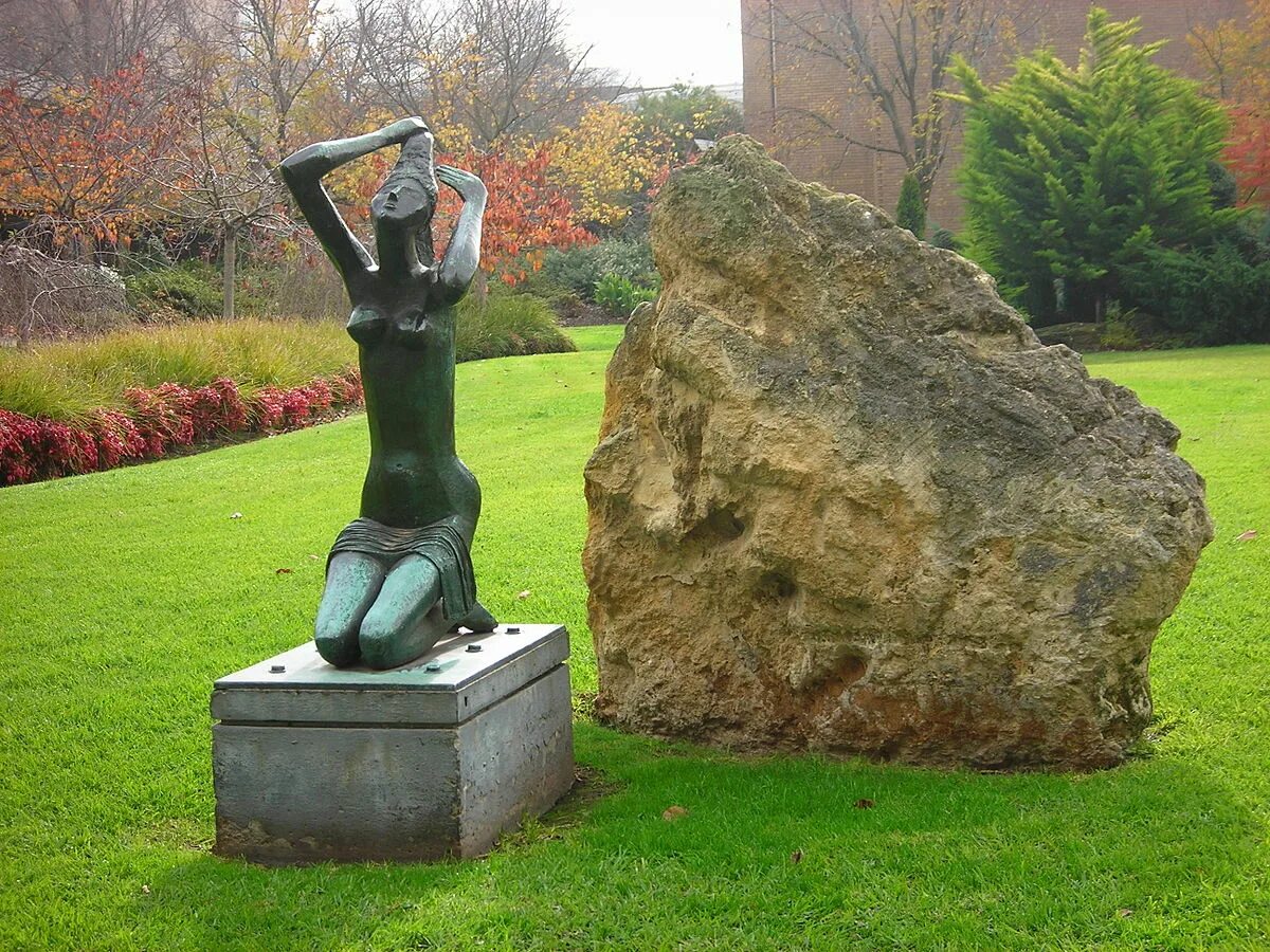 Статуи около университет. Скульптура университета торонто. Скульптура у техникума. Скульптура университет. Университета цинхуа значок.