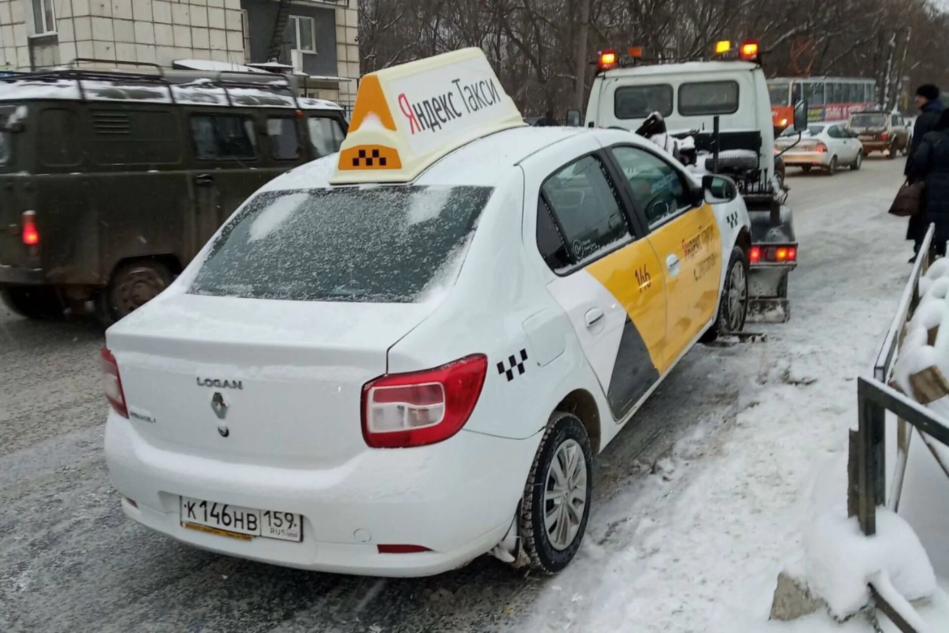 таксисты перми. таксисты перми. такси пермь. такси пермь. расцветка такси.