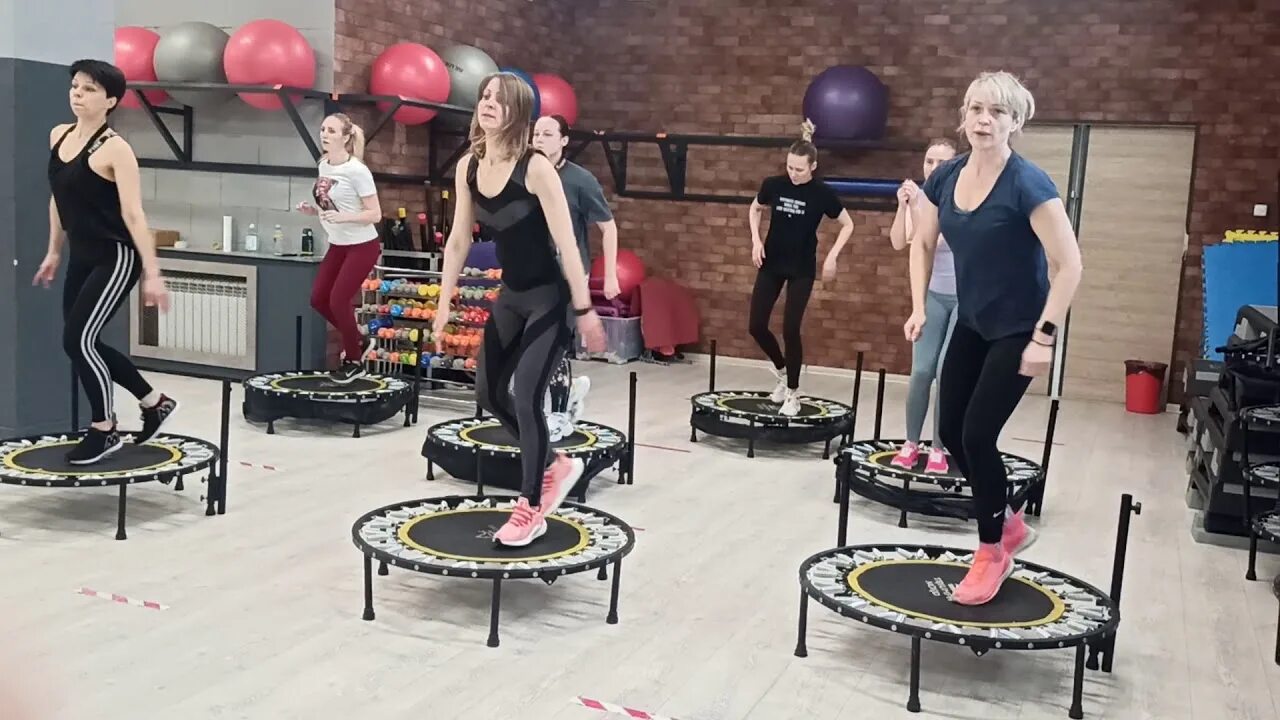 Тренировка на батуте видео. Джампинг в Омске. Джампинг фитнес Перово. Джампинг Великий Новгород. Джампинг на батутах для похудения видео.