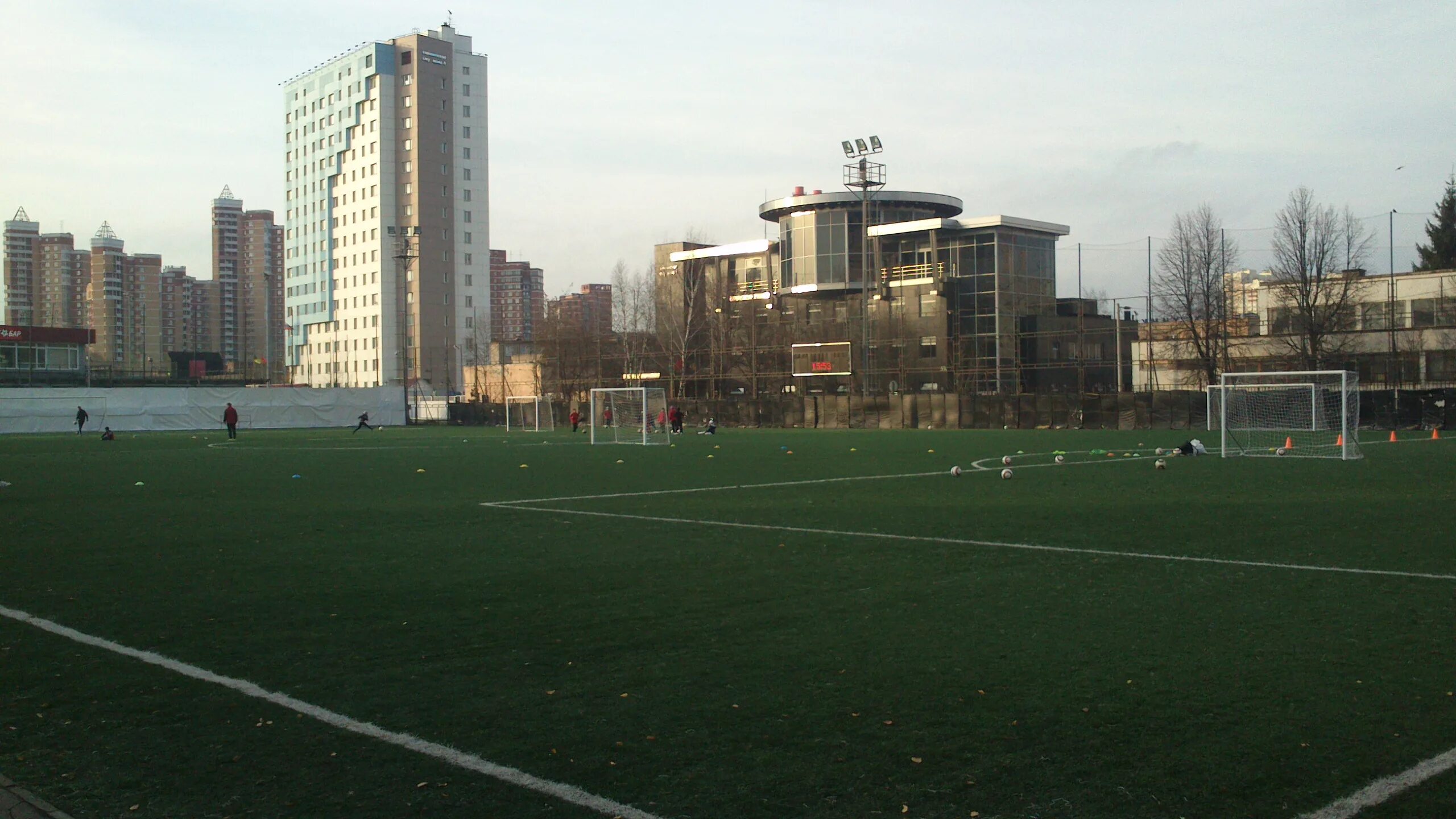 поле в химках. поле химки. поле химки. футбольное поле 1 школа химки. футбольный стадион химки.