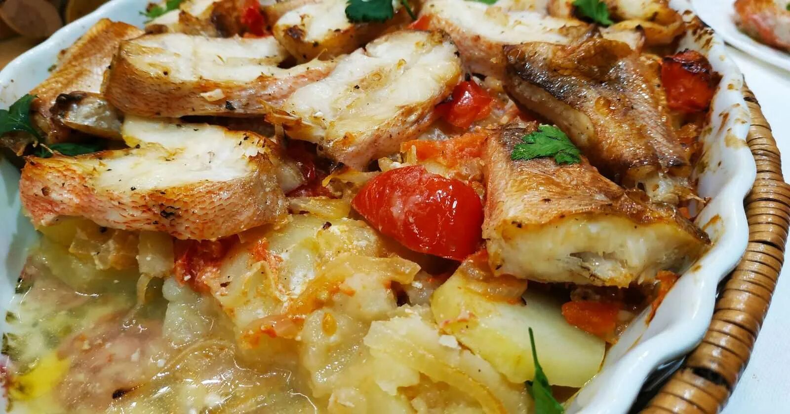 Окунь быстро и вкусно. Морской окунь в духовке. окунь запеченный с овощами. морской окунь в духовке с картофелем. окунь запеченный в духовке с овощами.