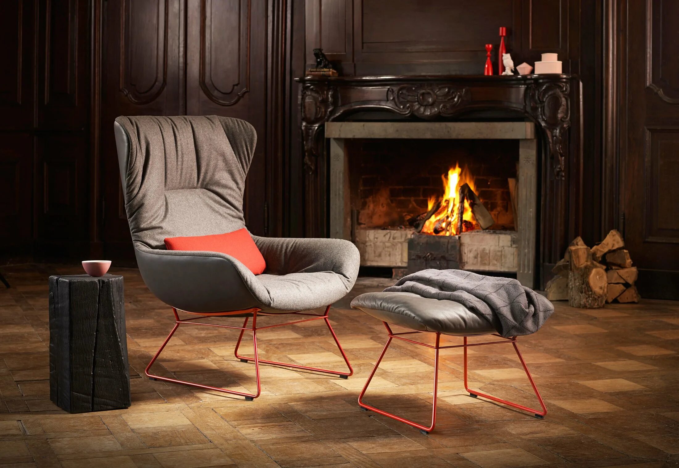 кресло папасан в интерьере. кресло около камина. гостиная с камином и креслом качалкой. тартан - шотландская клетка в интерьере. кресла возле камина в гостиной.