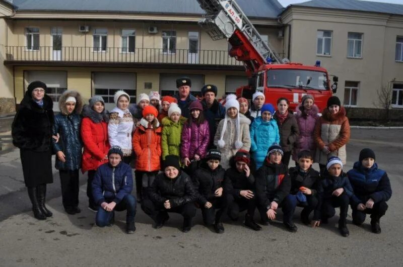 Черкесск лицей. 7 Лицей город Черкесск. Лицей 15 Черкесск. Профессиональный лицей 7 город Черкесск. Дети на экскурсии в пожарной части.