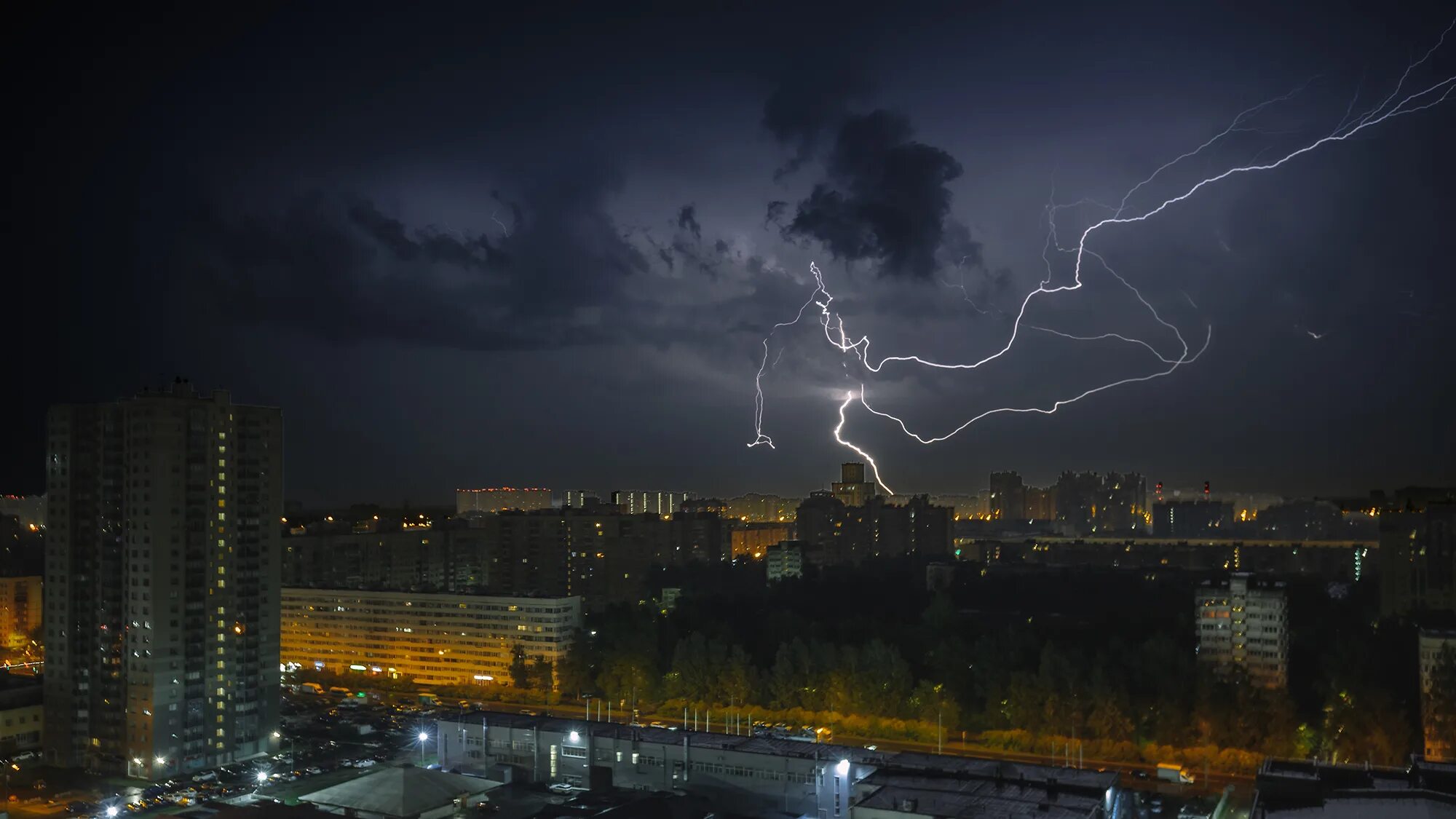 Ночью был сильный. Гроза в Москве 2023. Ночная гроза. Гроза в Питере. Гроза ночью.