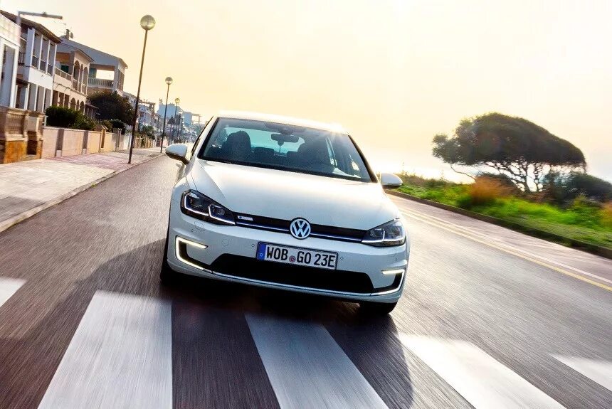 Электро фольксваген. Volkswagen e-Golf 2021. Volkswagen Golf Hybrid. Volkswagen Golf e Hybrid. Электрический Фольксваген гольф 2021.