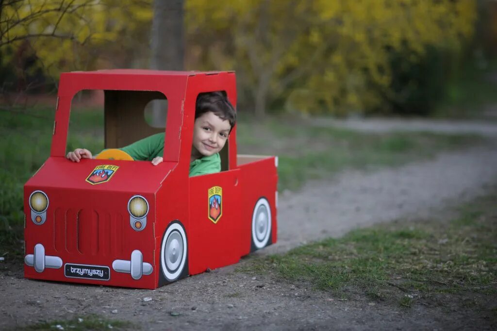 Машинка из коробки. Картонный автомобиль. Автомобиль из картона. Машинки из коробок для детей. Box машина