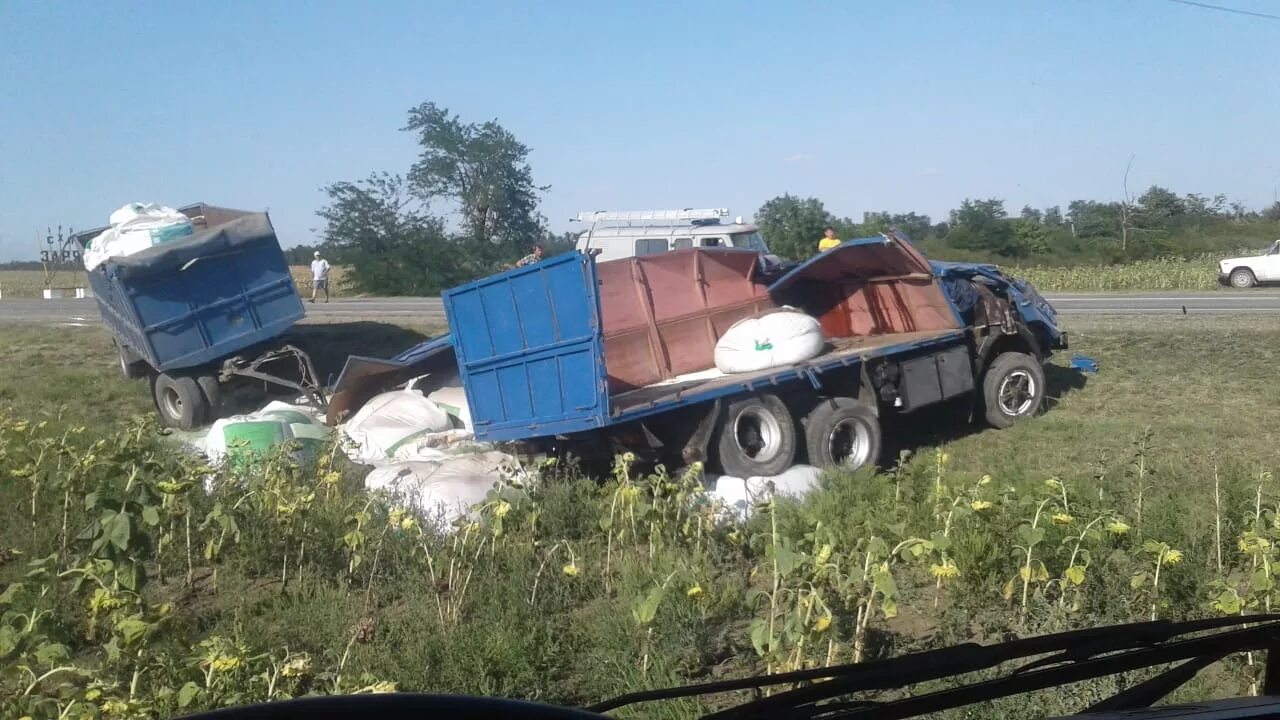 Погода в просянке. КАМАЗ 5320 перевернулся. КАМАЗ С прицепом перевёрнутый.