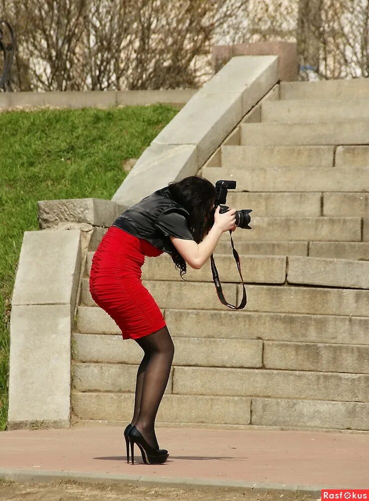 Фотограф в студии. Фотограф в необычной позе. Девушка с фотоаппаратом. Субботина виктория сергеевна. Смешные позы фотографов.