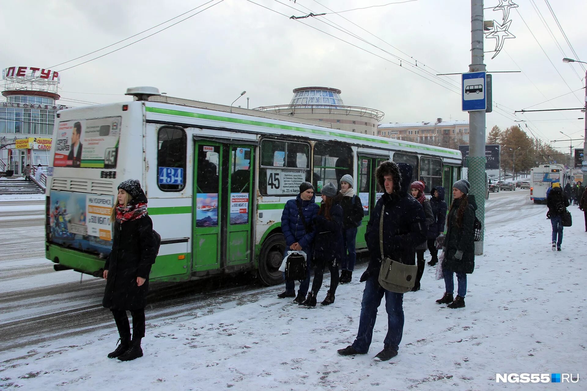 Проезд в общественном транспорте омск. Проезд в автобусе. автобус день города омск. омский пассажирский транспорт новости.