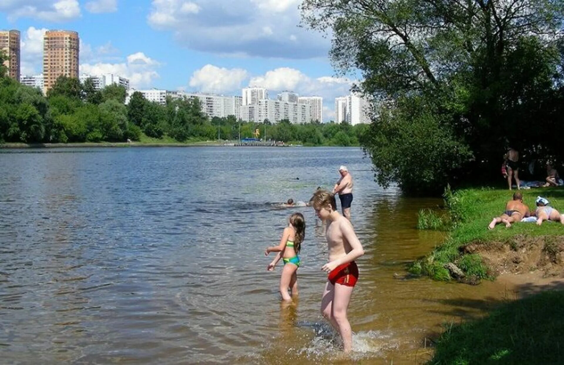 Купаются ли в москве. Серебряный Бор Строгино. Пруд серебряный Бор Москва. Серебряный Бор Москва пляж. Пляж серебряный Бор река.