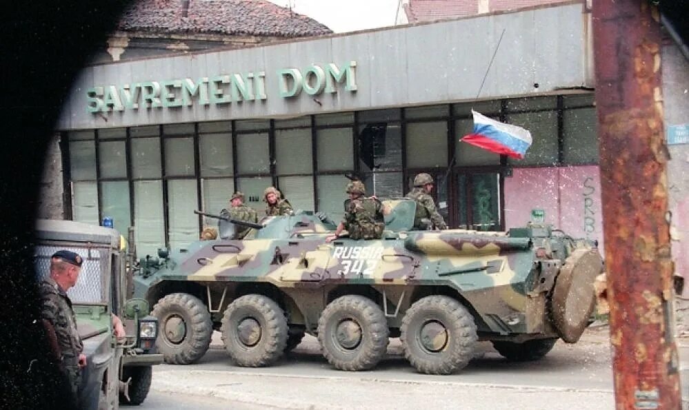 Десант югославии. Приштина 1999. косово 1999 десантники приштина. приштина 1999 русский десант. бтр-80 kfor.