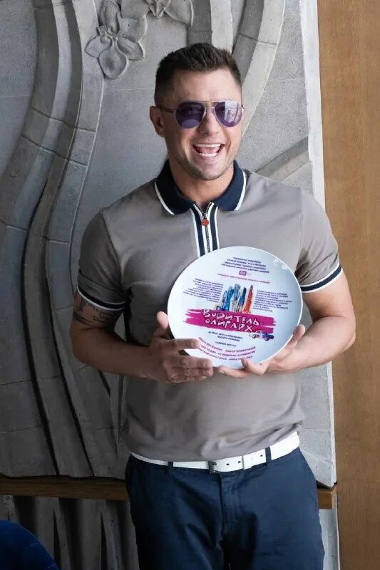 водитель олигарх. фотосессия с майбахом девушка. водитель олигарх. юморист еврей. 1988 сериал 2022.