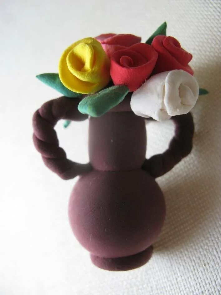Лепка вазы старшая группа. Цветы из пластилина. Лепка цветы в вазе. Поделки из пластилина цветы. Ваза из пластилина для детей.