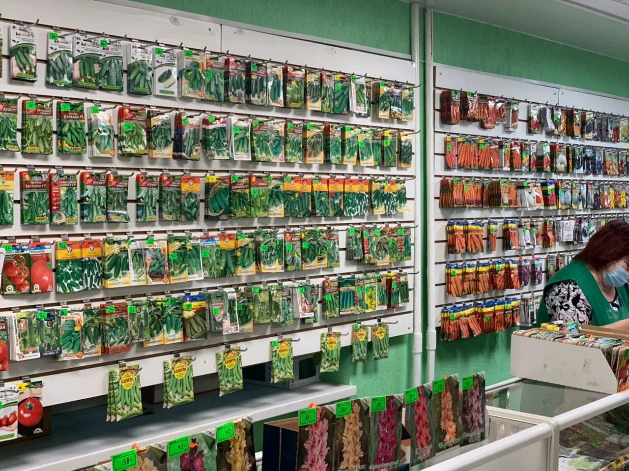 Магазин семян. Магазин семян дачник. Магазин семена на кузнецова ульяновск. Чапаева 48 киров. Магазин на даче.