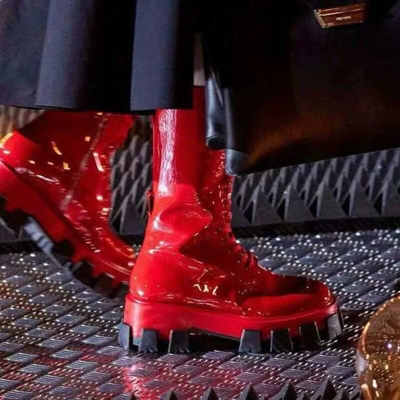 Сапоги Прада ботинки 2020. Ботинки Прада женские лакированные. Сапоги с красной подошвой.