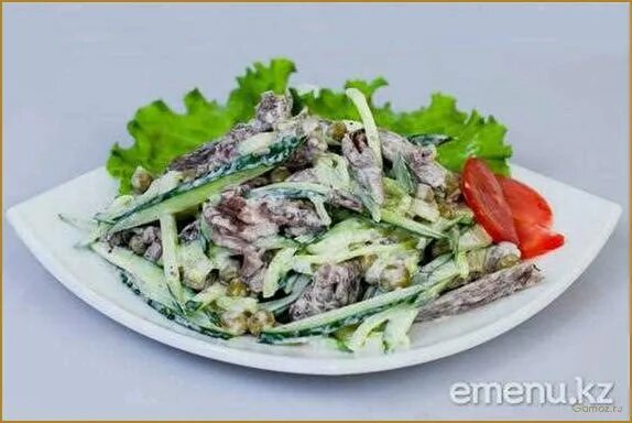 Салат с грибами и огурцом. Салат говядина грибы соленый огурец. Салат с языком говяжьим и соленым огурцом. Салат говядина грибы соленый огурец. Салат с жареными грибами.