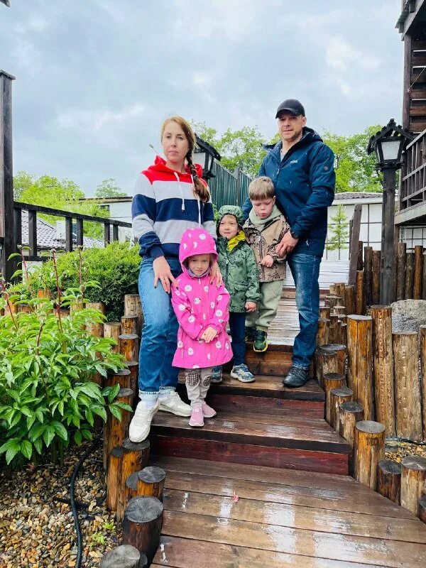 Семья меркуловых 5 детей. Приморские пятерняшки. Четверо детей. Пятерняшки из приморья. Четверо детей.