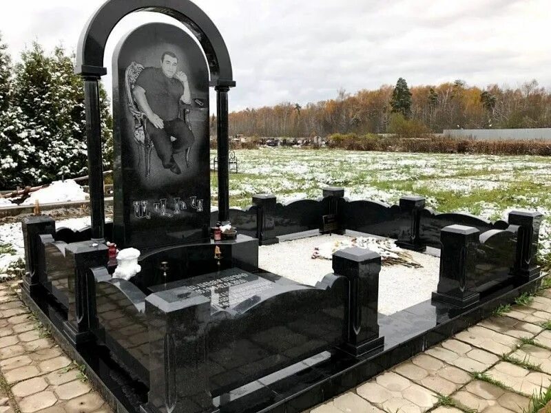 Заказать двойной мемориальный комплекс на могилу в гранитной мастерской в СПб