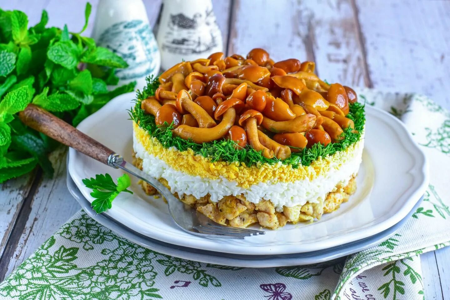 Салат мужской каприз с курицей и грибами. Салат каприз с курицей и грибами. Салат мужской каприз с курицей фото
