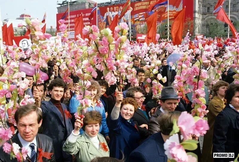 Дни с 1 по 10 мая. Первомай праздник весны и труда СССР. Первомайская демонстрация в СССР. 1 Мая праздник. Демонстрация цветы.