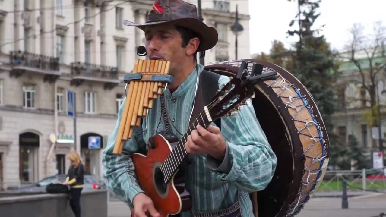 Музыка человек оркестр. Человек оркестр. Человек оркестр музыкант. Уличные музыканты.