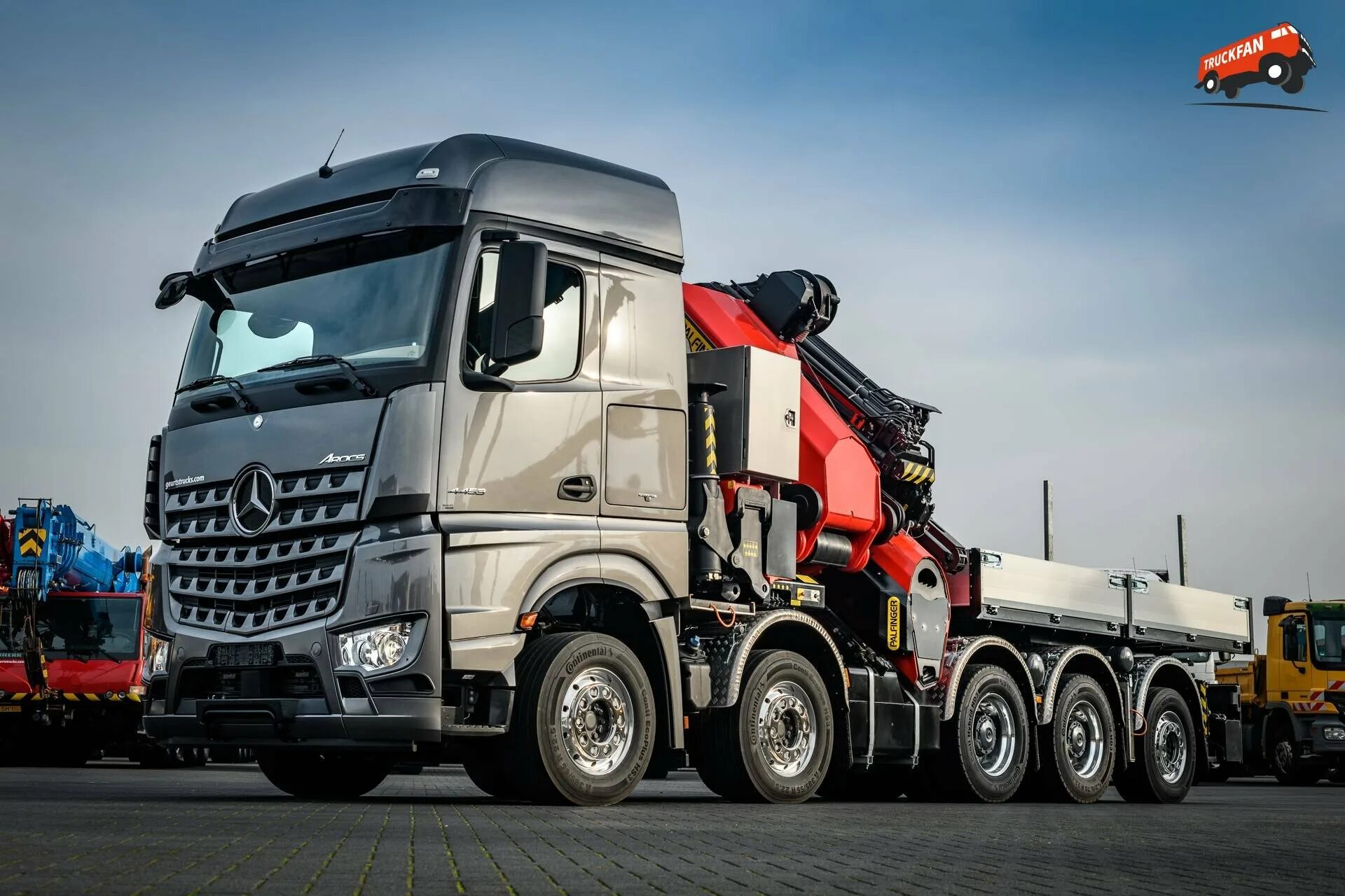 Универсальные грузовые автомобили. Mercedes-Benz Arocs. Mercedes-Benz Arocs самосвал. Мерседес Арокс 8х4 самосвал. Mercedes Arocs тягач.