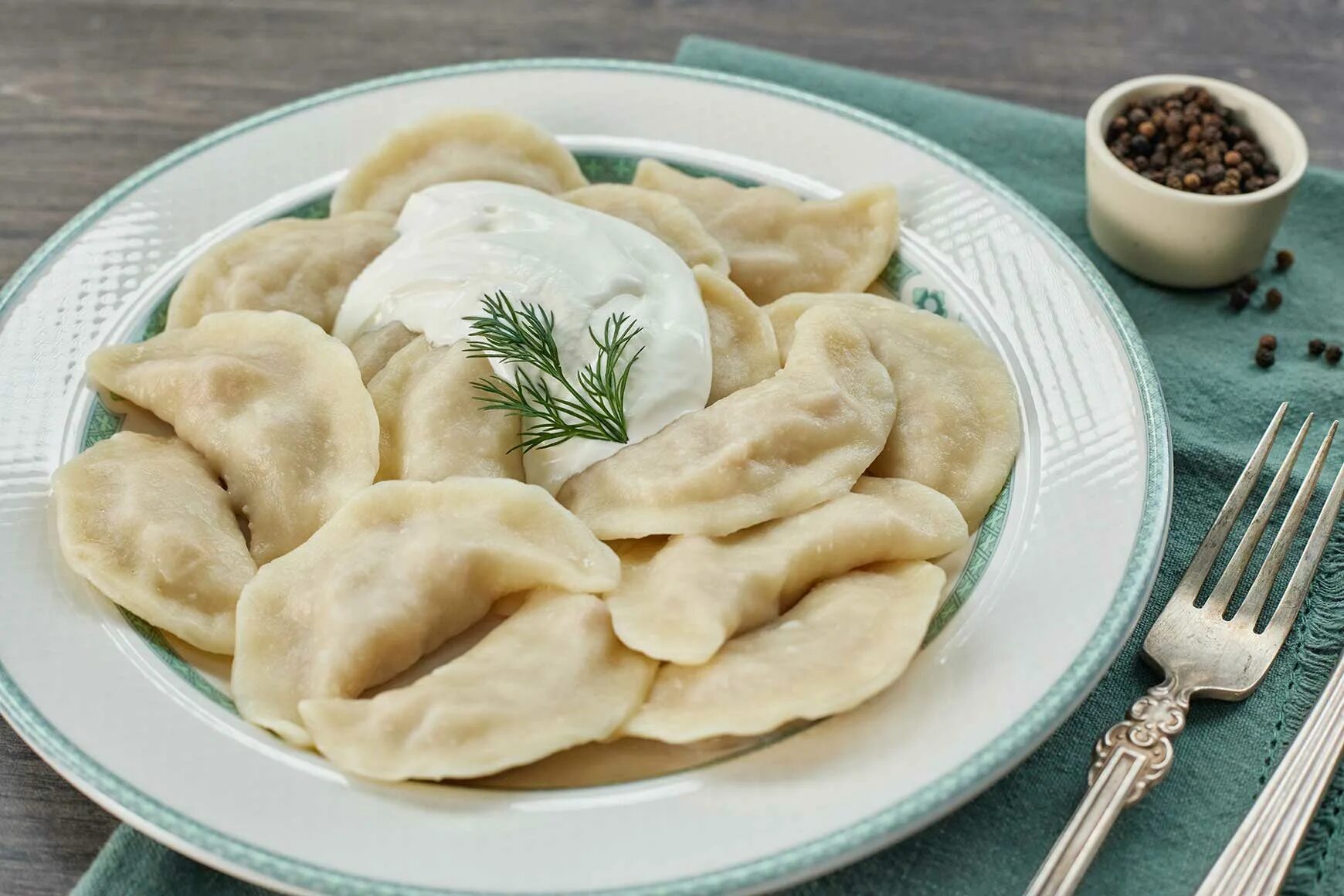 Вареники с капустой и салом. Пельмени с квашеной капустой. Вареники с квашеной капустой. Вареники с кислой капустой. Пельмени мясо капустные.