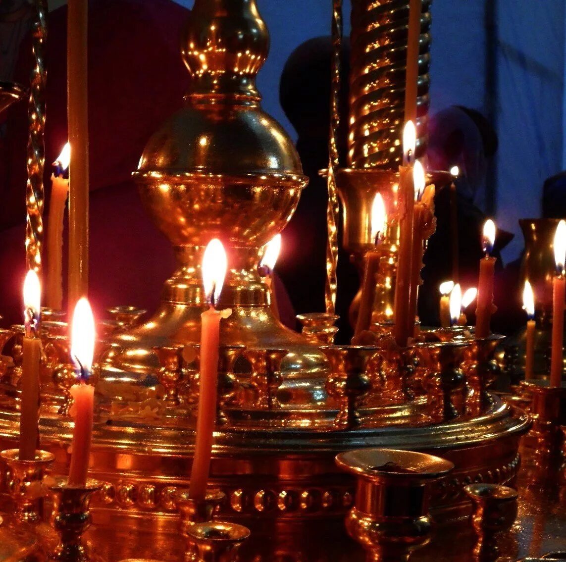 Свечи в храме. Горящие свечи в храме. Свечи в православном храме. Пасхальные свечи. В церкви горят свечи