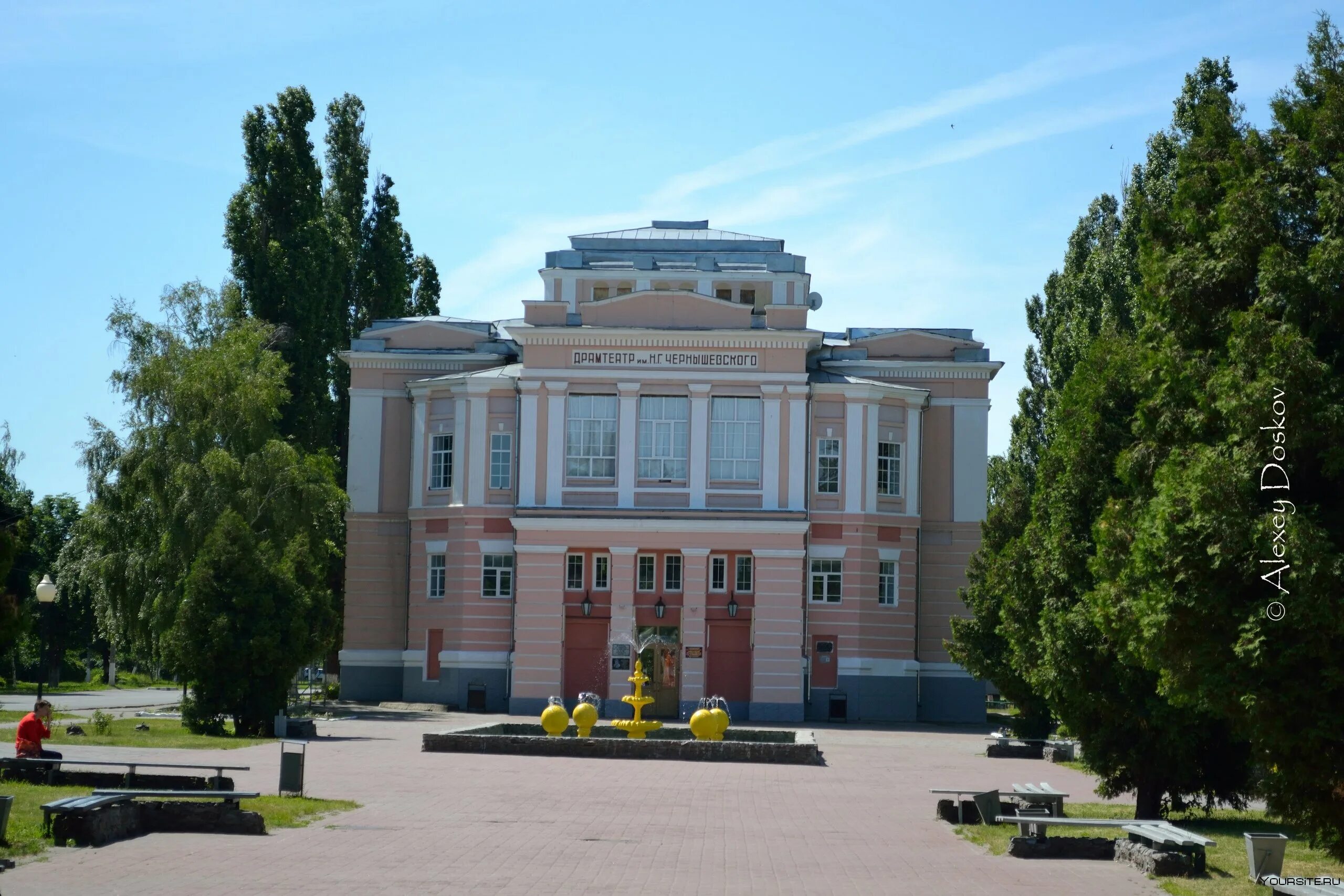 Борисоглебск здания. Театр в Борисоглебске Воронежской области. Драмтеатр имени Чернышевского Борисоглебск. Площадь Ленина Борисоглебск. Достопримечательности Борисоглебска драмтеатр.