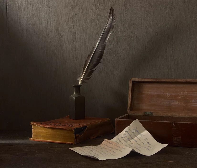 успешный писатель. креативный копирайтер. писательство синоним. перо и чернила. перо для письма.