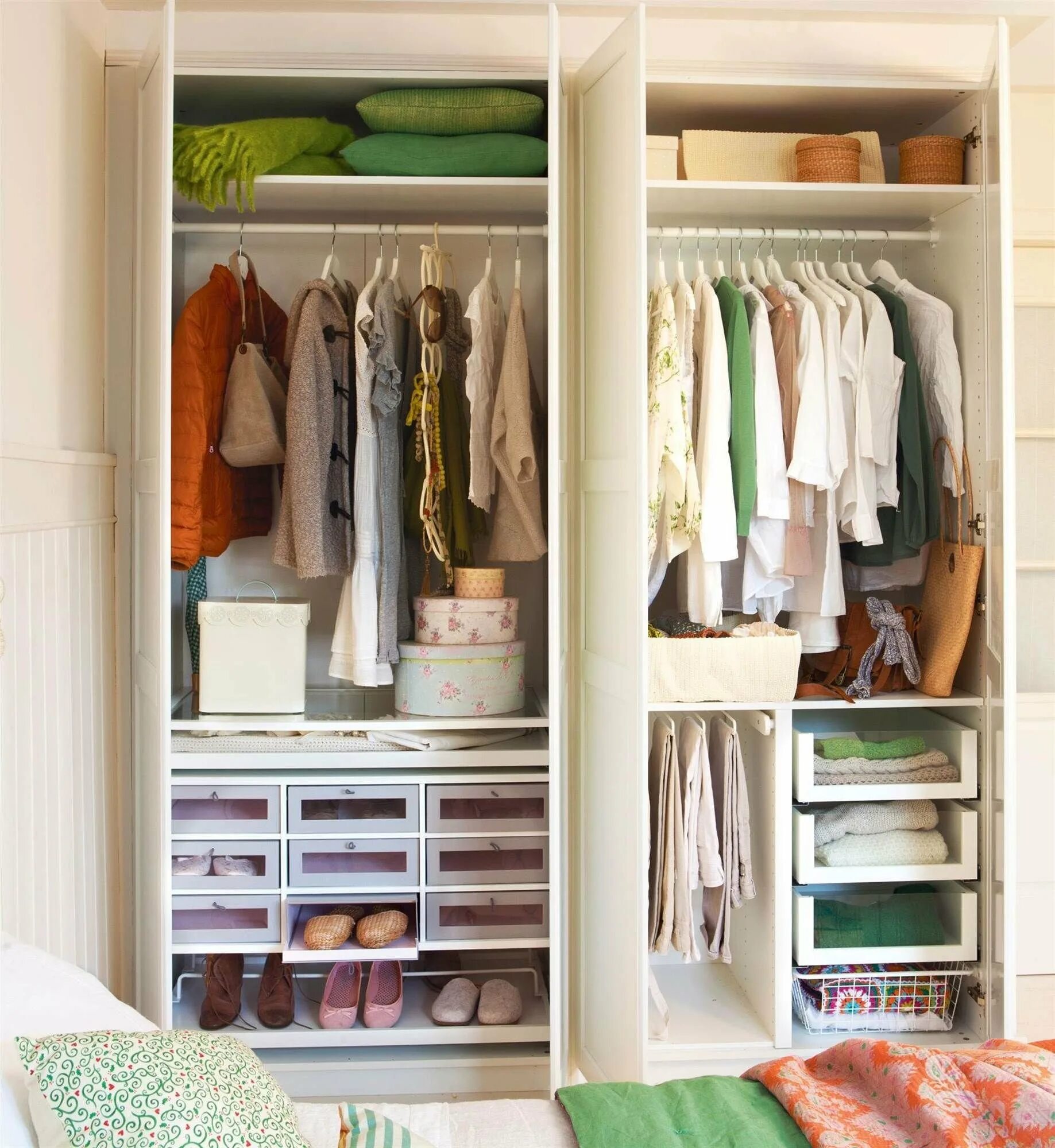 Удобный шкаф. Удобный шкаф для одежды. Шкаф удобный и вместительный. Хранение вещей в шкафу. Удобно аккуратный