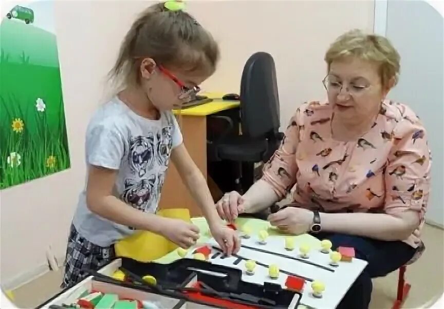 Тифлопедагогические занятия для детей с нарушением зрения. Занятия для слепых детей дошкольного возраста. Индивидуальные занятия с детьми в детском саду. Тифлопедагог. Тифлопедагог в саду.