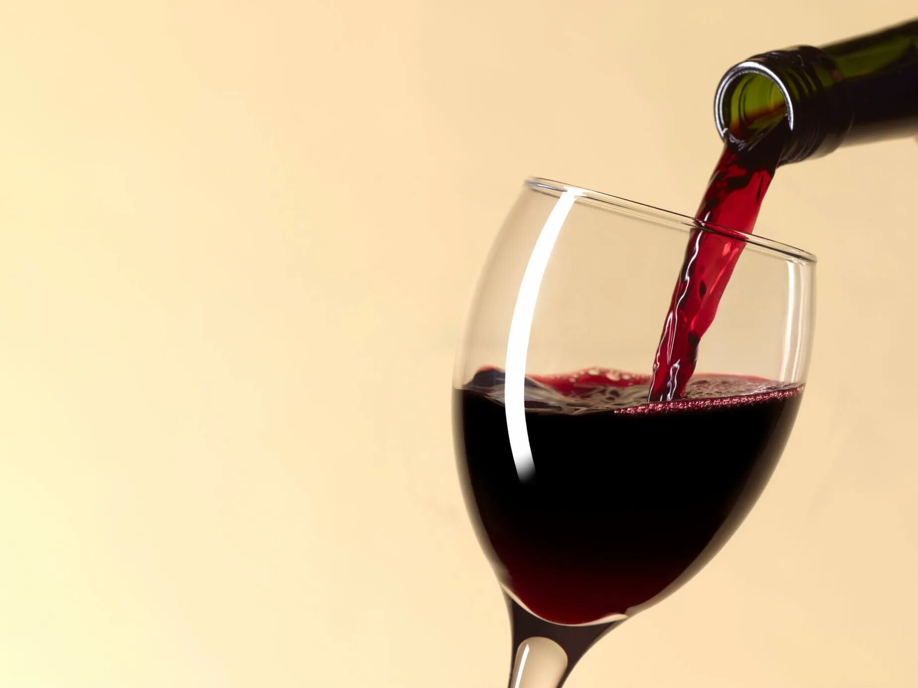 Как часто можно вино. Красное вино. Разлитое красное вино. Красное вино Эстетика. Красное вино антиоксидант.