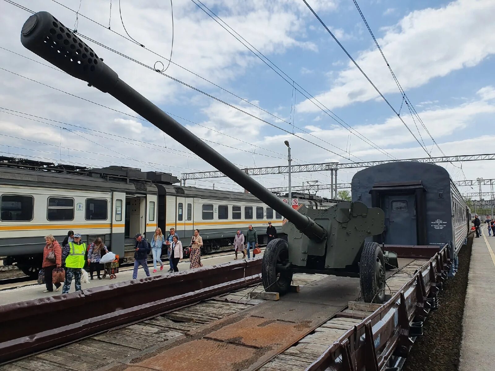 Движение поездов по станции рязань. Вокзал Рязань 2 2023. Поезд белорусский вокзал. Поезд памяти. Поезд на вокзале.