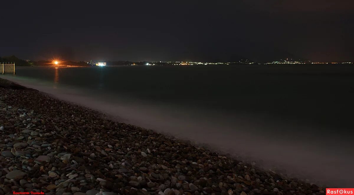 Сочи море. Адлер ночью берег. Ночь в море. Адлер море. Сочи море ночью.