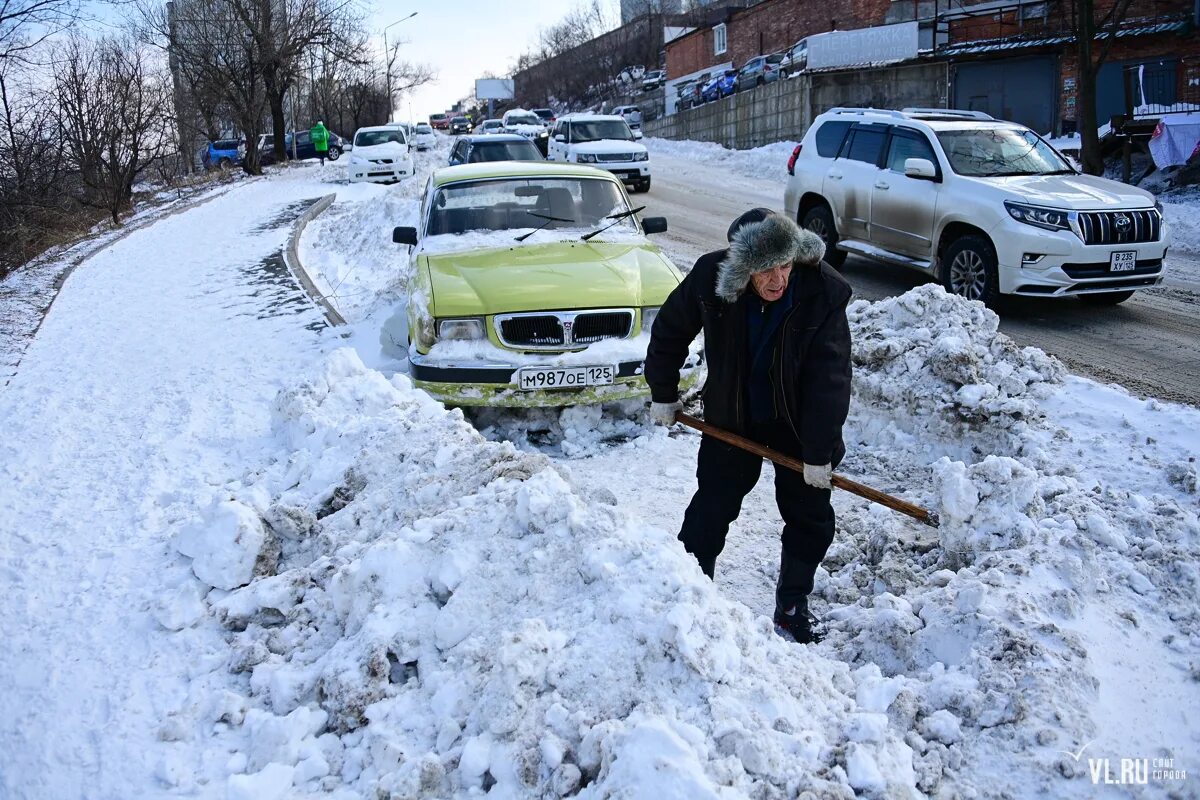 Завал на дороге 13 букв. Заваленные снегом дороги. очистка города от завалов снега в блокаду.
