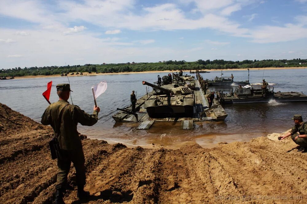 Переправы россии. Военная переправа. Открытая вода 2016. Военная переправа через реку. Военная переправа РФ.