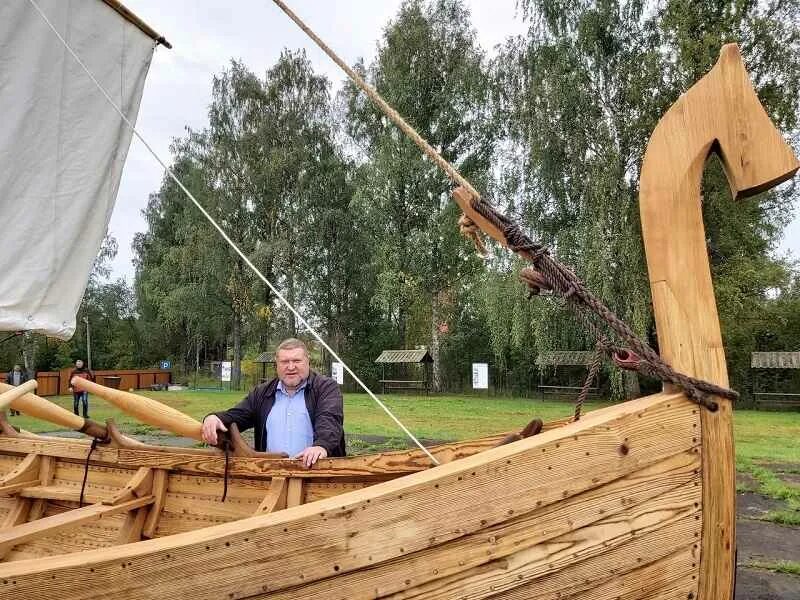 Ладья нижний. Любытино Ладья. Любытино Славянская деревня 10 века в Любытино. Ладья Ушкуй Славянская. Ладья Великий Новгород.