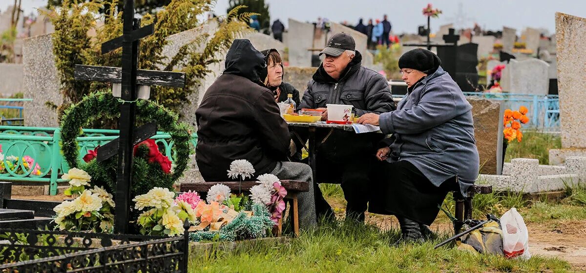 Что делают в родительский день. Еда на кладбище. Поминки на кладбище. Родительский день на кладбище. Радуница на кладбище.