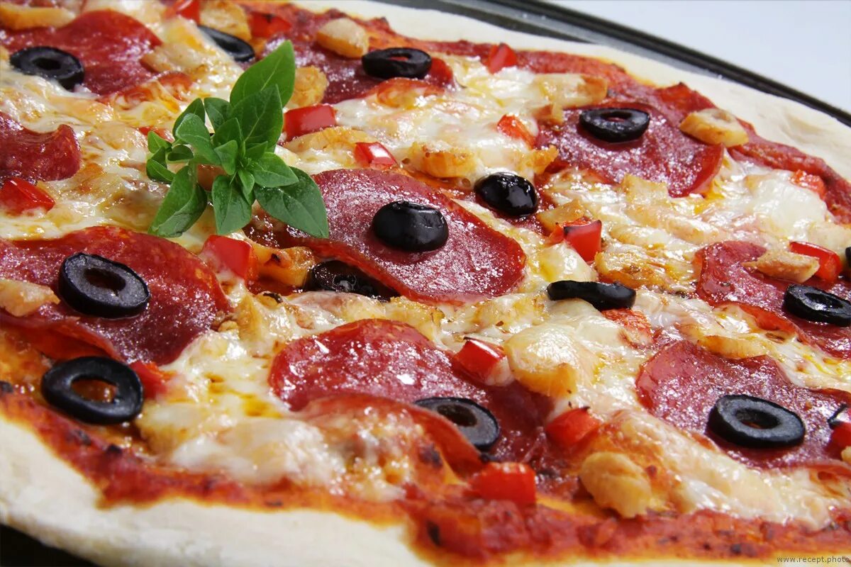 Пицца с колбасками. Пицца пепперони с оливками. Пицца с салями и помидорами. Пицца с колбасой салями. Пицца с салями и маслинами.
