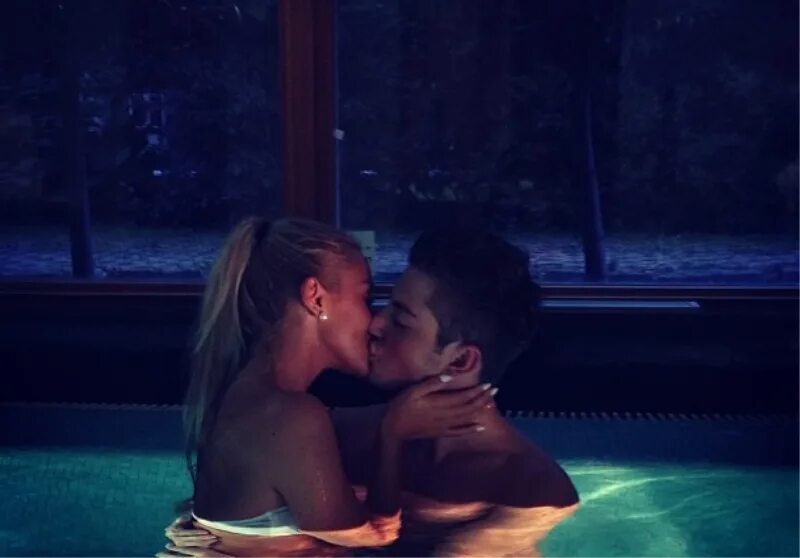 Ноги девушки в воде. Девушка в бассейне со спины. Фотосессия в бассейне. Девушка в бассейне ночью. Девушка в бассейне ночью.