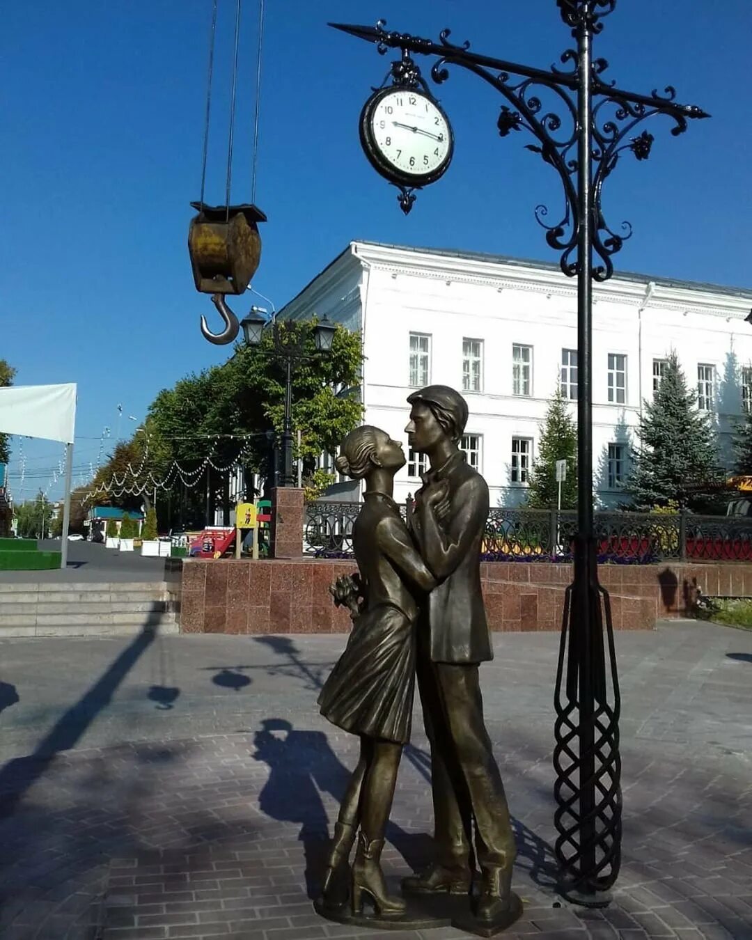 Что посетить в ульяновске. Памятники города ульяновска. статуя с обелиском ульяновск. памятник влюбленным в ульяновске. памятник влюбленным ижевск ижевск.