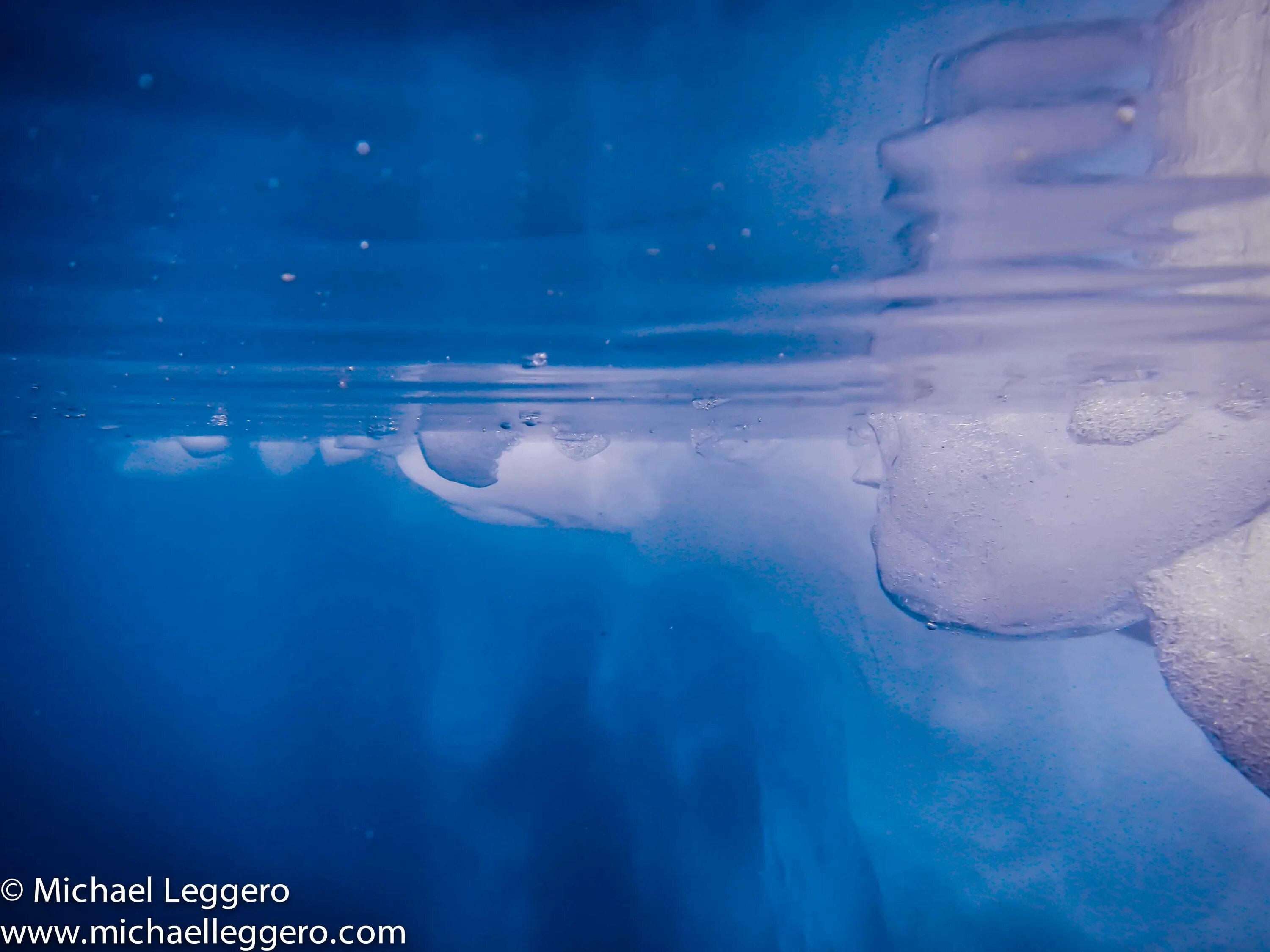 Лед из под воды. Под водой. Фотосессия подо льдом. Картинки подо льдом. Лед подо льдом.