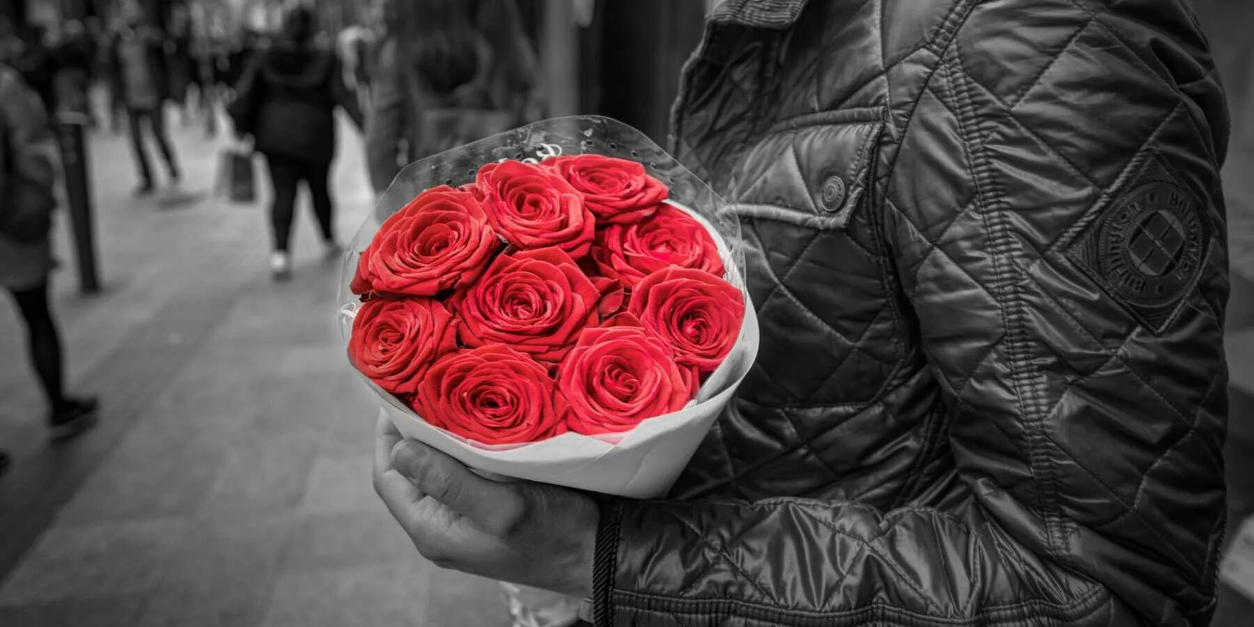 К чему снится дарить цветы мужчина. Незнакомец подарил розы девушке. Приснилась что подарил одну розу парень. Сон розы красные к чему. Девушка идет мимо парней с букетами роз 1280 см.