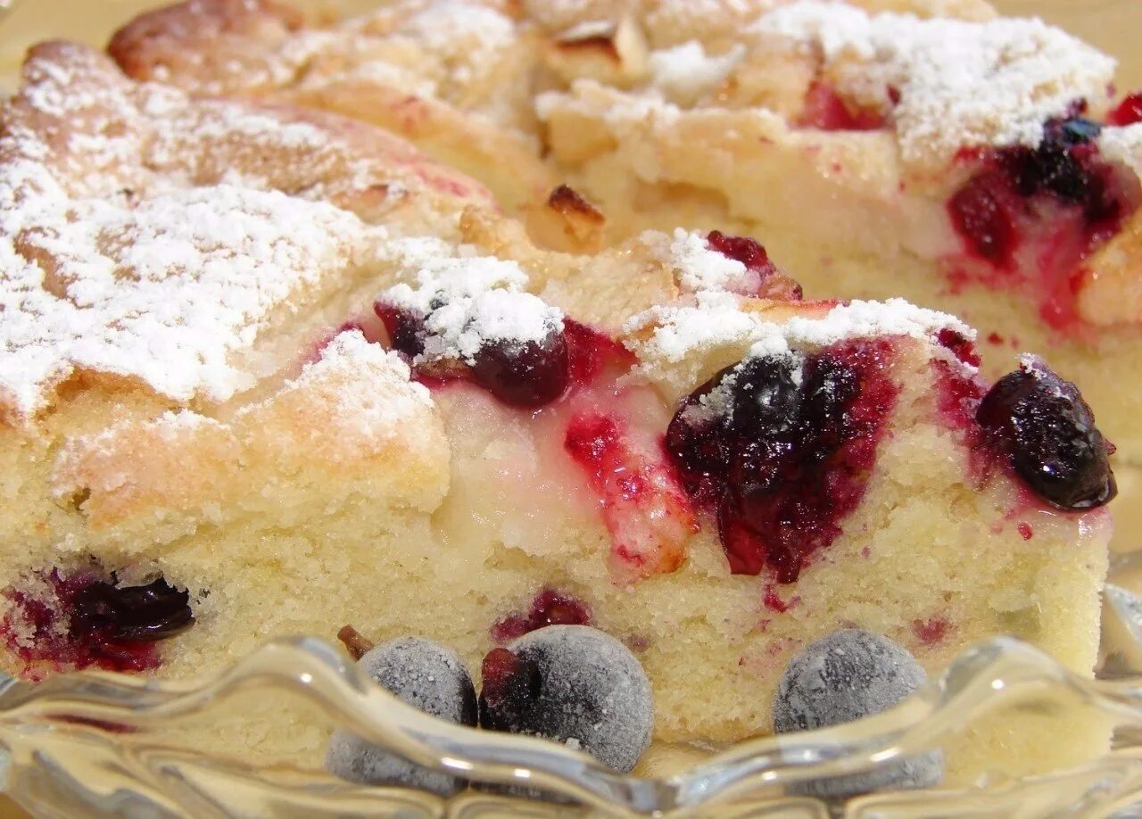 Вишня в мультиварке рецепты. Пирог с вишней в мультиварке. Татарский пирог с вишней. Пирог с черешней в мультиварке. Венский пирог с вишней от юлии высоцкой.