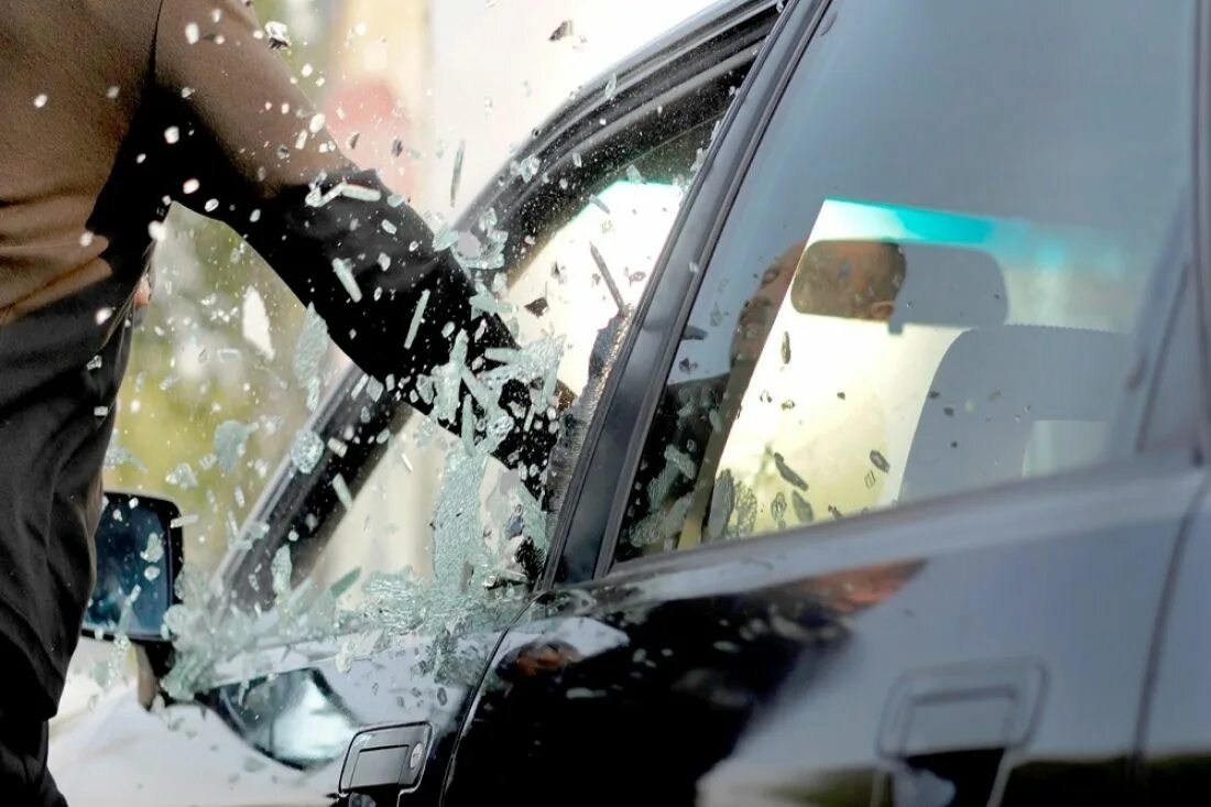 Кража из автомашины. Разбитые стекла в машине. Разбитое окно машины. Разбили стекло в машине.